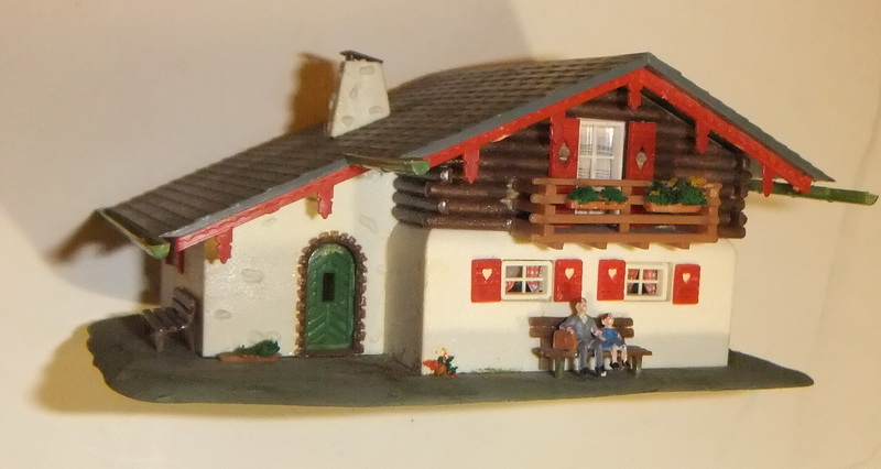 Деревянная фигура деревенского дома для концепции города деревянная модель небольшого дома для фона